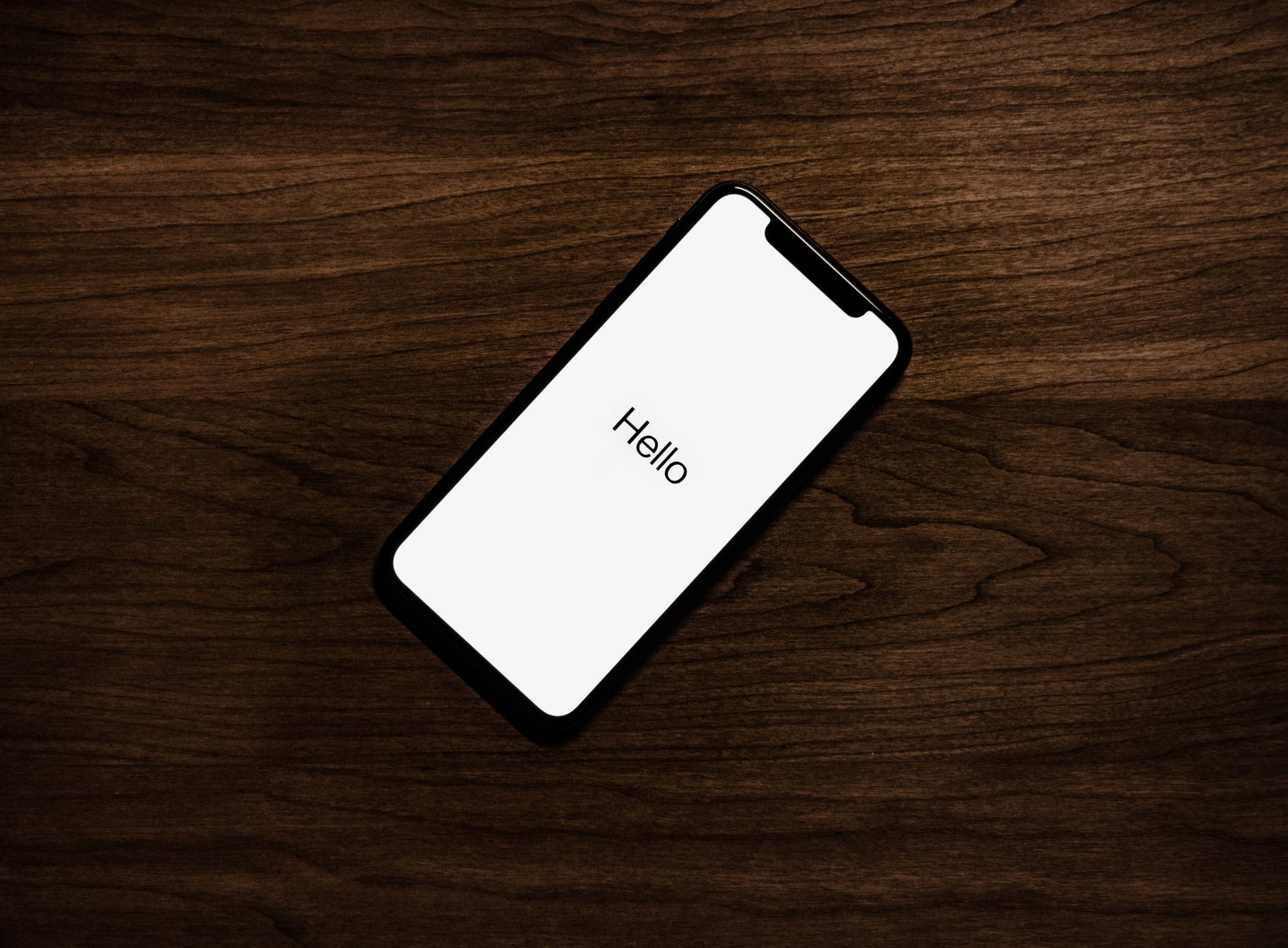 iPhone med helt hvid skærm og teksten "Hello."